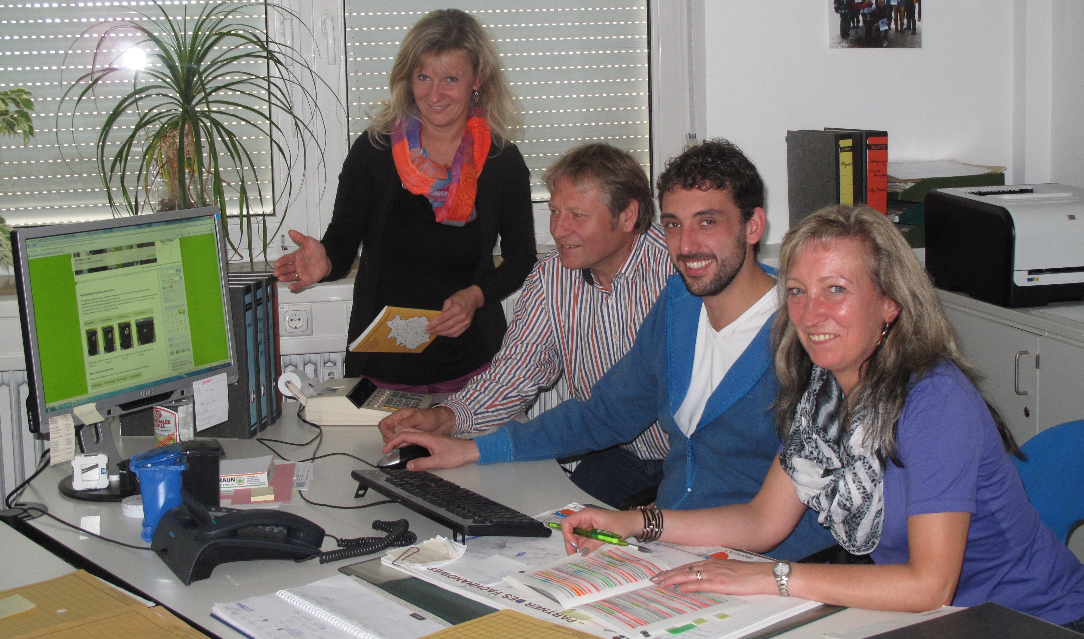 V.l.n.r.: Elke Müller (Werkleiterin des AWP), Godehard Reichhold (Abfallbe-rater), Gerhard Beck (Leiter Projektgruppe „Neuer Internetauftritt“) sowie Sylvia Bäuml (Redaktion) gaben kürzlich den Startschuss für den neuen Internetauftritt des Abfallwirtschaftsbetriebes.
