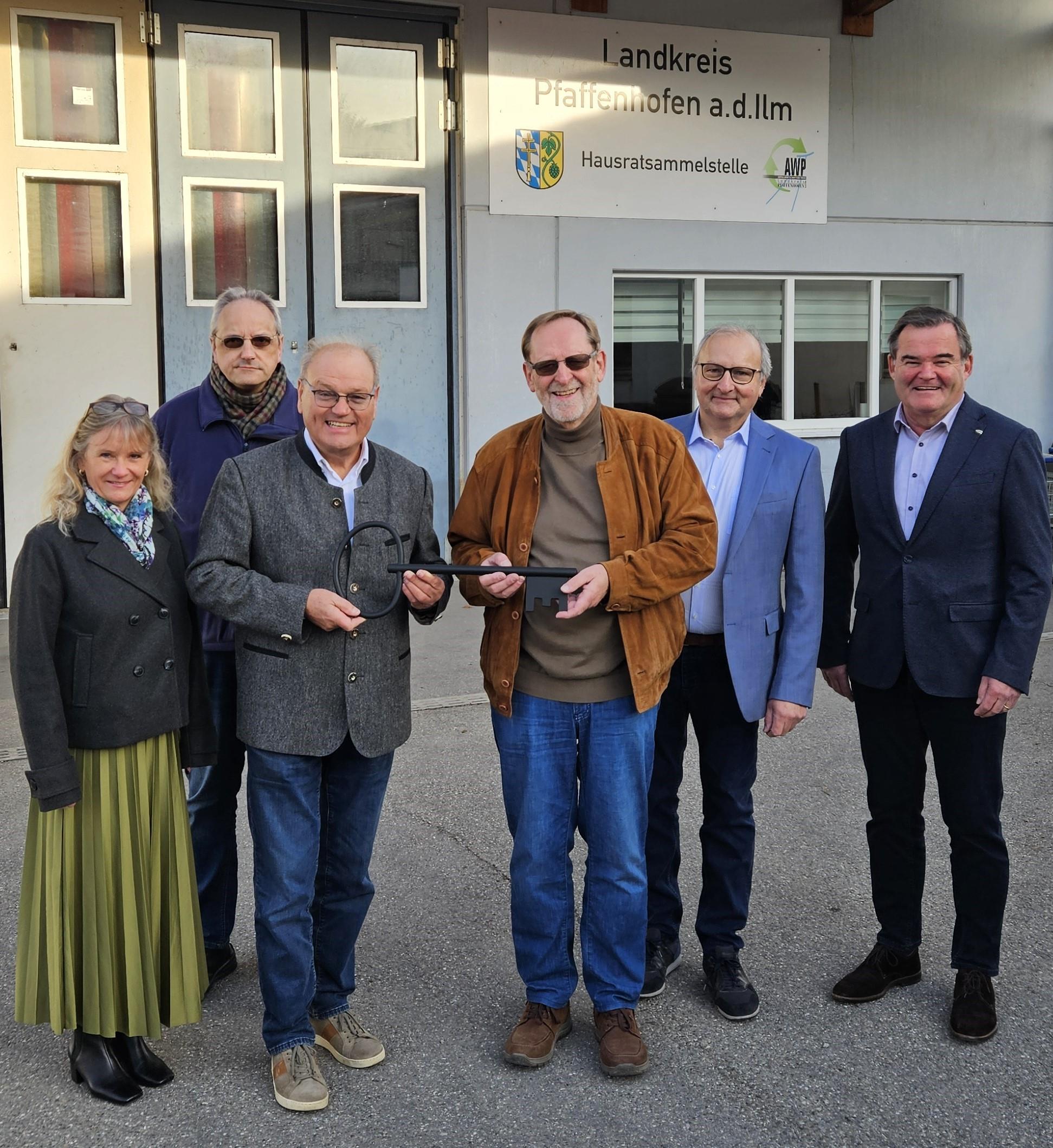 v.l.n.r.: Elke Müller, Richard Schaller (ehem. Leiter der Hausratsammelstelle), Stefan Maier, Volker Hoppe, Walter Regensburger (stv. Vorsitzender der AWO) und Landrat Albert Gürtner